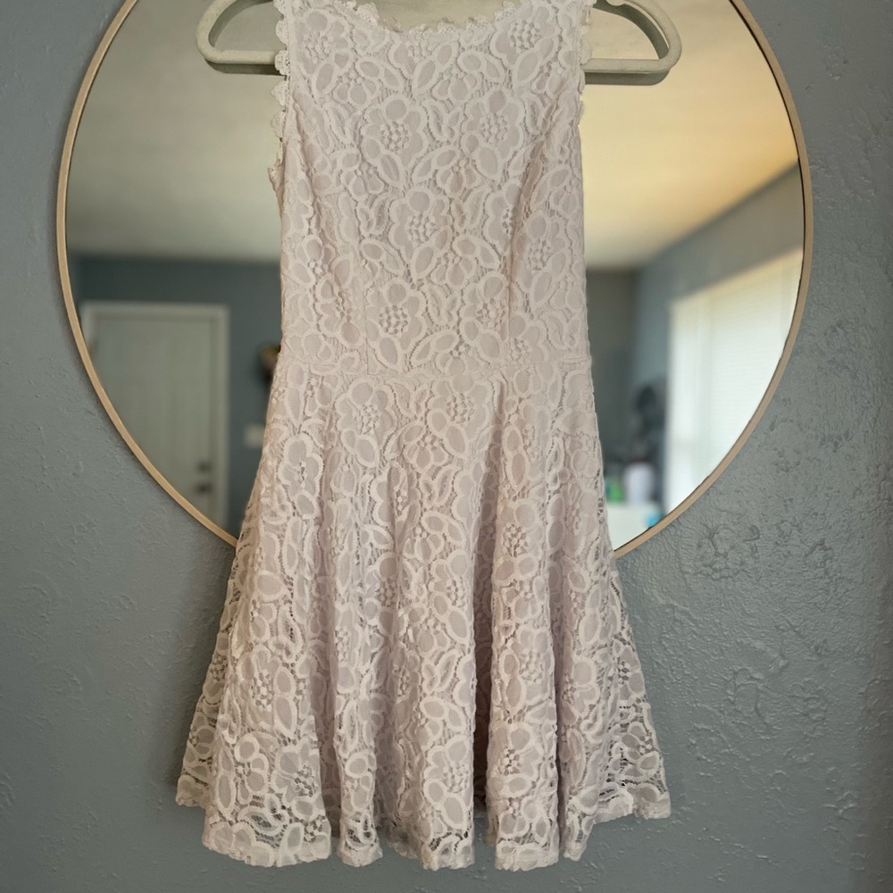 Elegant Lace Sleeveless Dress